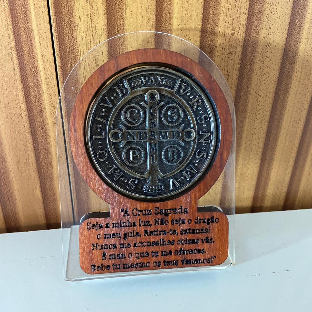 ADORNO DE MESA ACRÍLICO E MADEIRA COM ORAÇÃO MEDALHA SÃO BENTO METAL OURO VELHO 12CM (1 UNIDADE)
