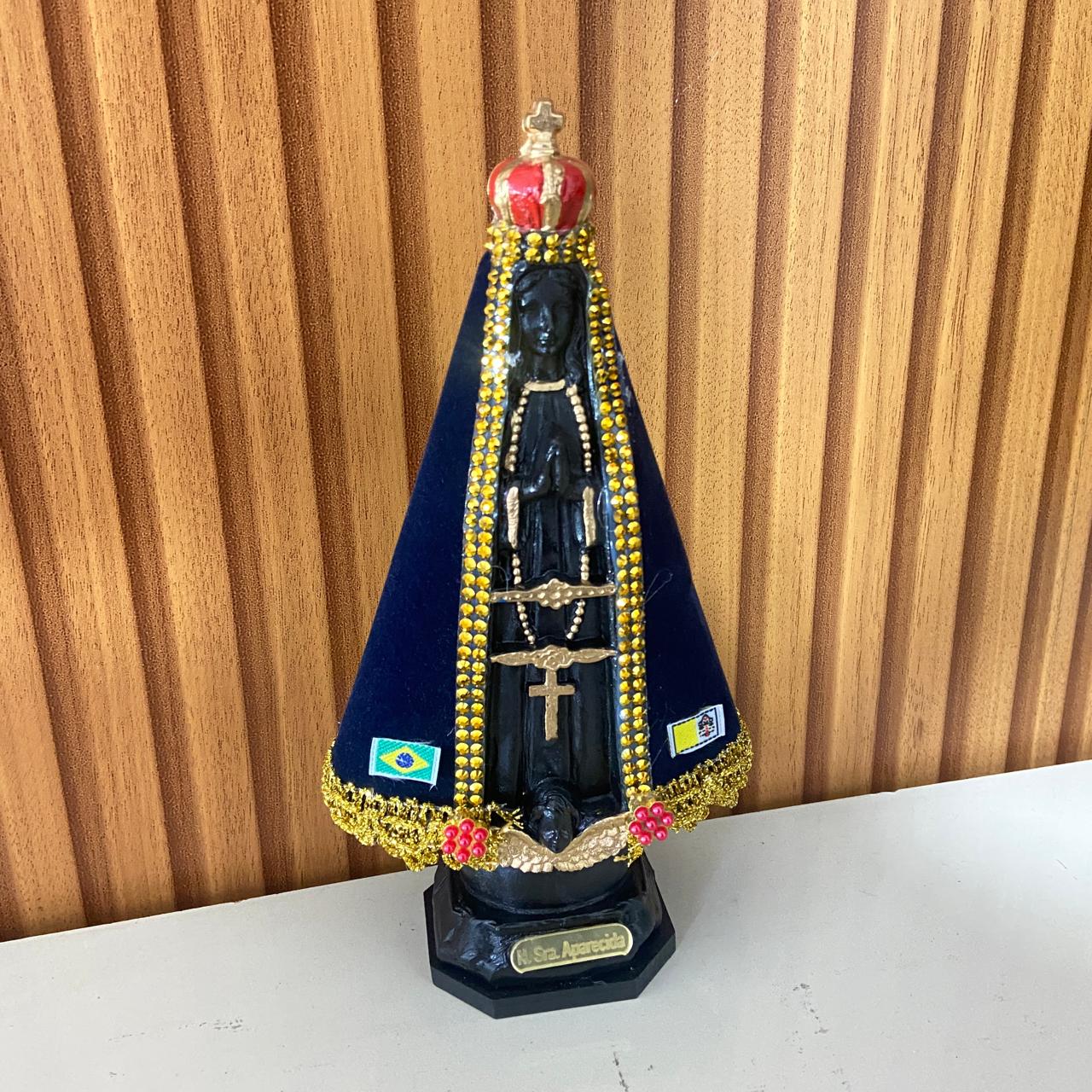 IMAGEM DE PLÁSTICO NOSSA SENHORA APARECIDACOM MANTO E STRASS  MOD1 20CM  (1 UNIDADE)