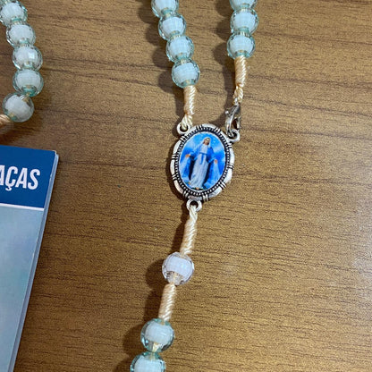 TERÇO ACRÍLICO AZUL COM FECHO NOSSA SENHORA DAS GRAÇAS 08MM (1 UNIDADE)