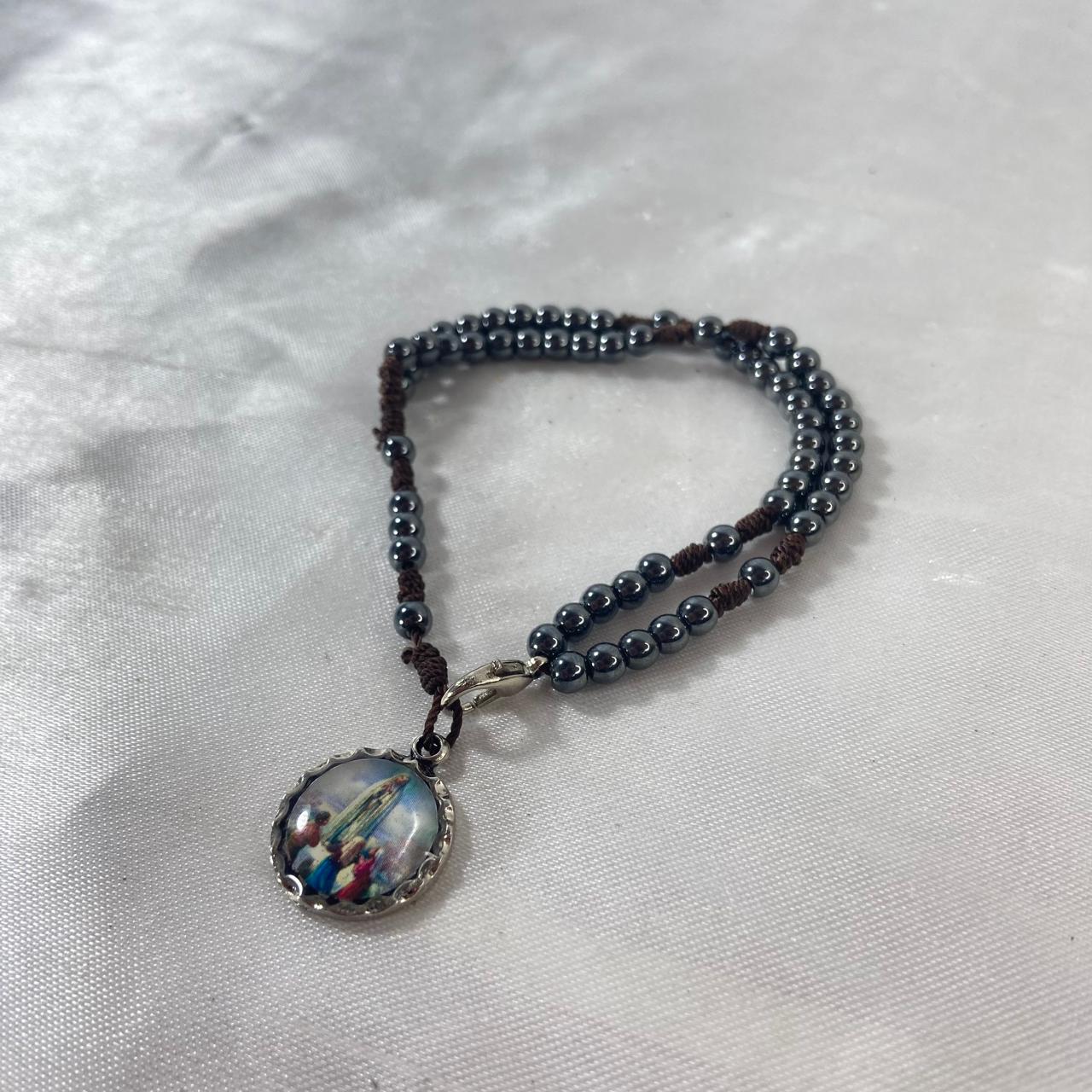 TERÇO PULSEIRA HEMATITA NOSSA SENHORA DE FÁTIMA 4MM (6 UNIDADES)