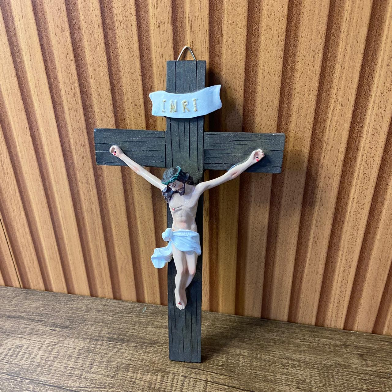 CRUCIFIXO DE RESINA IMPORTADA PAREDE 23CM (1 UNIDADE)
