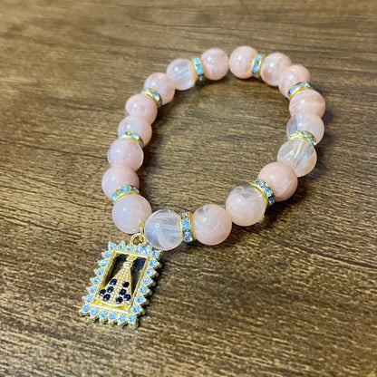 PULSEIRA PÉROLA ROSA COM PINGENTE NOSSA SENHORA APARECIDA COM STRASS 08MM  (03 UNIDADES)