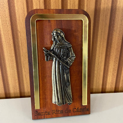 ADORNO DE MESA MADEIRA COM SANTA RITA DE CÁSSIA METAL OURO VELHO 13,5CM (1 UNIDADE)
