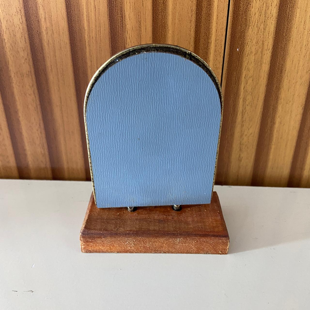 ADORNO DE MESA MADEIRA ESPELHADO MEDALHA SÃO BENTO METAL OURO VELHO 9,8CM (1 UNIDADE)