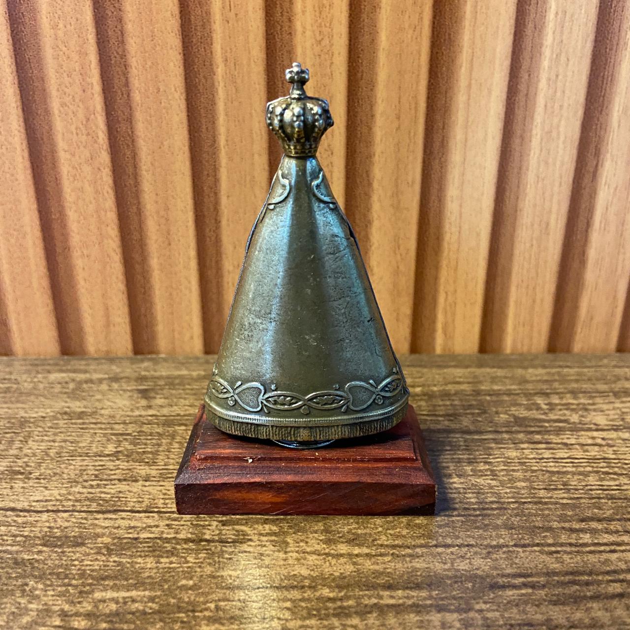IMAGEM DE MESA METAL OURO VELHO NOSSA SENHORA APARECIDA BASE DE MADEIRA  09CM (1 UNIDADE)