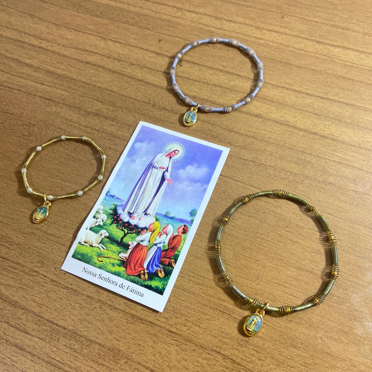 PULSEIRA DE MOLA COM MEDALHA NOSSA SENHORA DE FÁTIMA CORES SORTIDAS  (3 UNIDADES)