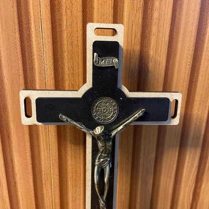 CRUCIFIXO MDF DE PAREDE E MESA MEDALHA SÃO BENTO 34CM (1 UNIDADE)