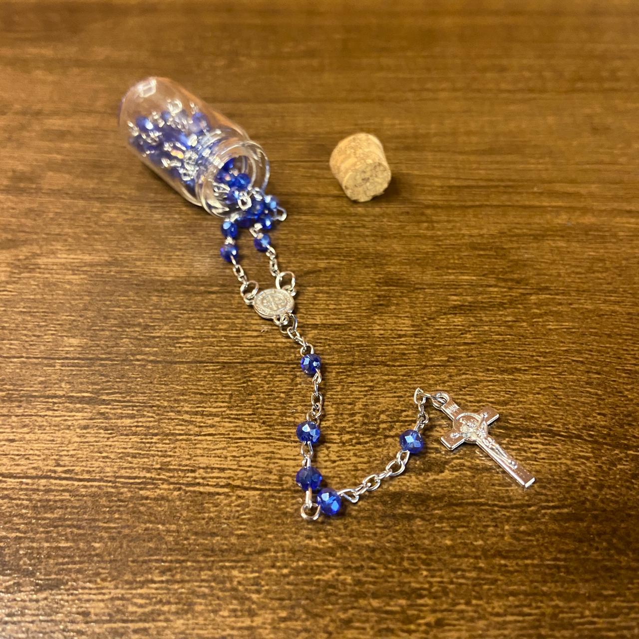 TERÇO CRISTAL NA GARRAFA NOSSA SENHORA APARECIDA CORES SORTIDAS 4MM PRATEADO (12 UNIDADES)