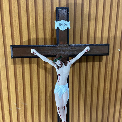CRUCIFIXO MADEIRA DE PAREDE COM CRISTO DE RESINA NACIONAL  48CM (1 UNIDADE)