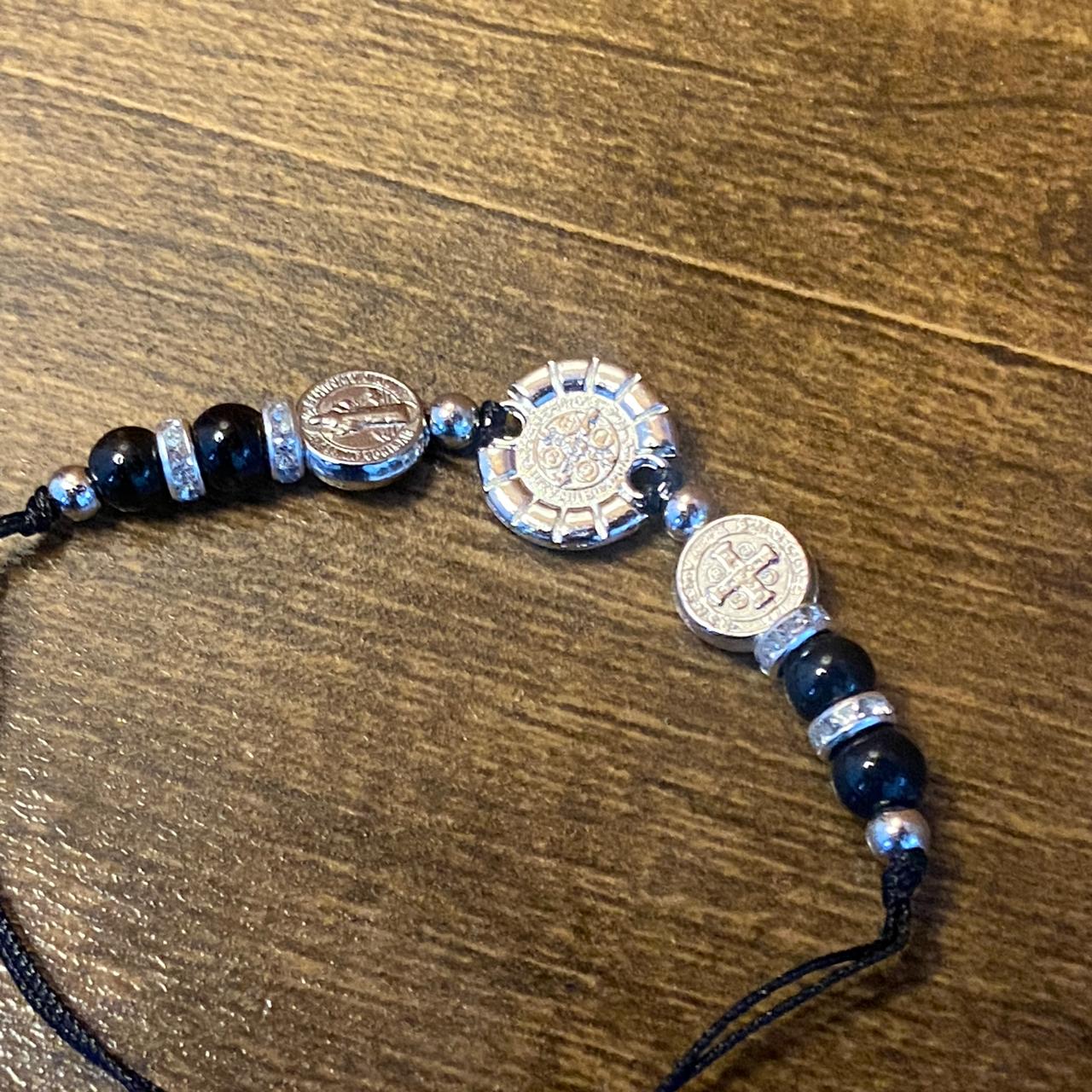 PULSEIRA REGULÁVEL CRISTAL PRETO COM MEDALHA SÃO BENTO   ( 01 UNIDADE)