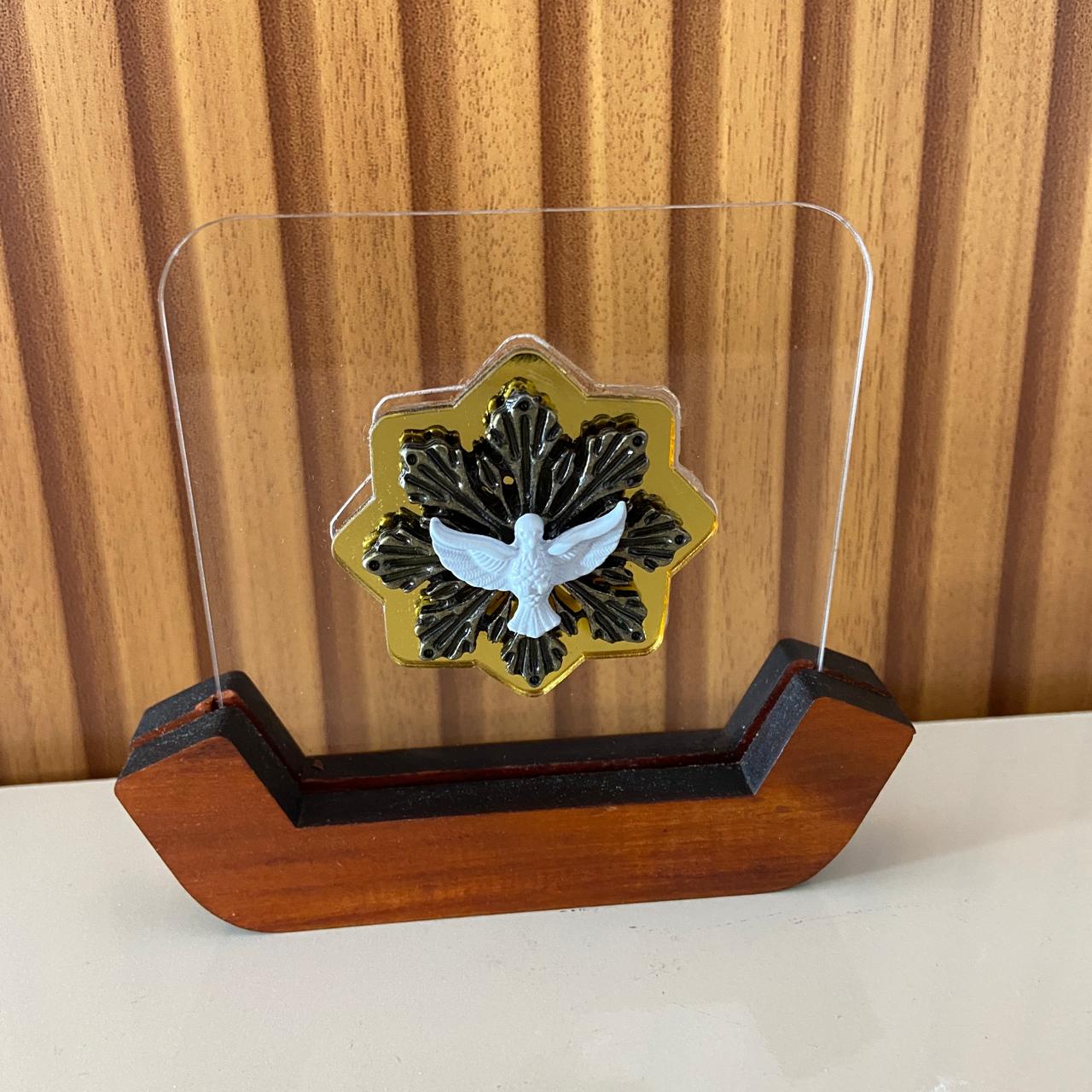IMAGEM DE MESA METAL OURO VELHO DIVINO ESPÍRITO SANTO NO ACRÍLICO E BASE DE MADEIRA 10,7CM (1 UNIDADE)