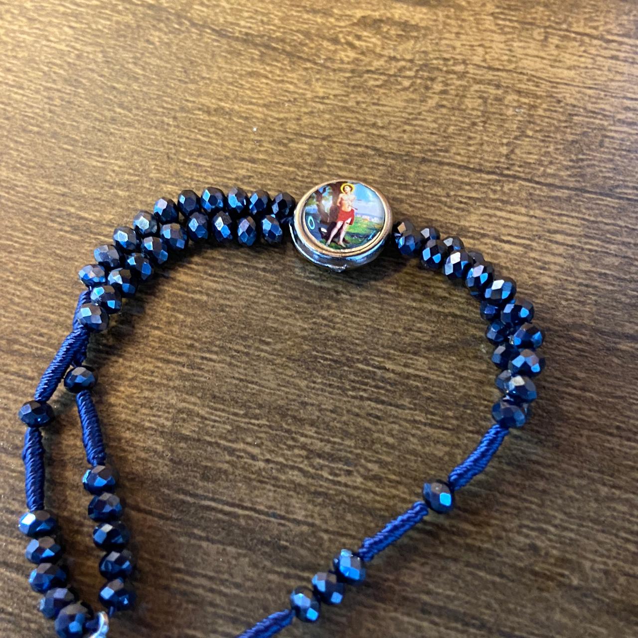 TERÇO PULSEIRA CRISTAL AZUL PETRÓLEO COM MEDALHA RESINADA SÃO SEBASTIÃO  (3 UNIDADES)
