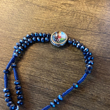 TERÇO PULSEIRA CRISTAL AZUL PETRÓLEO COM MEDALHA RESINADA SÃO SEBASTIÃO  (3 UNIDADES)