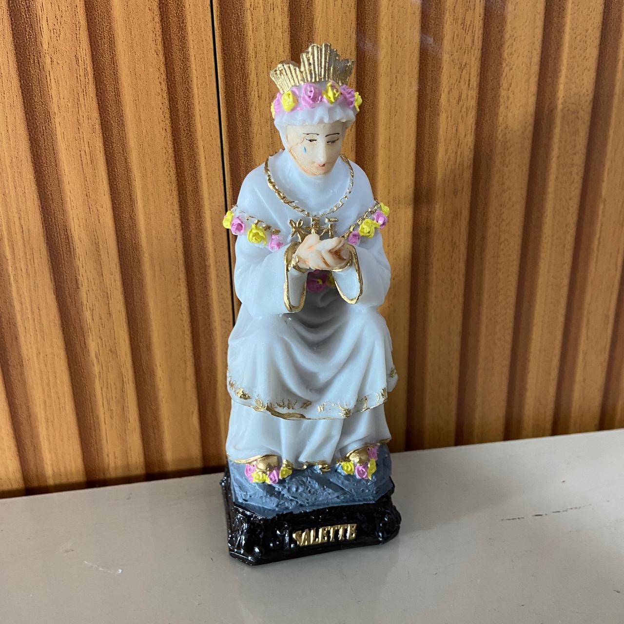 IMAGEM DE RESINA NACIONAL NOSSA SENHORA DE SALETTE SENTADA 16,5CM (1 UNIDADE)