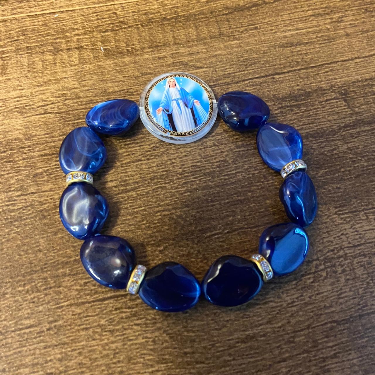 PULSEIRA PEDRARIAS COM MEDALHA RESINADA NOSSA SENHORA DAS GRAÇAS (03 UNIDADES)