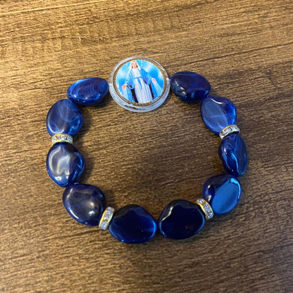 PULSEIRA PEDRARIAS COM MEDALHA RESINADA NOSSA SENHORA DAS GRAÇAS (03 UNIDADES)