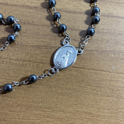 TERÇO HEMATITA NOSSA SENHORA APARECIDA E SÃO CRISTOVÃO 6MM (6 UNIDADES)