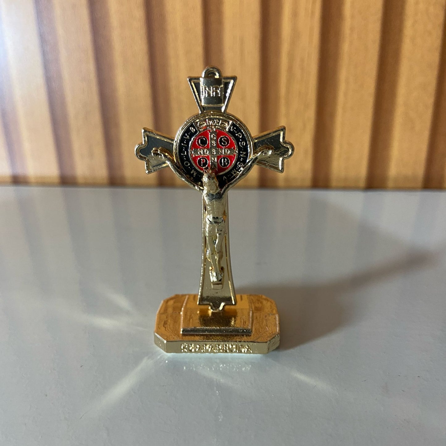 CRUCIFIXO PARA CARRO MEDALHA SÃO BENTO DOURADO (12 UNIDADES)
