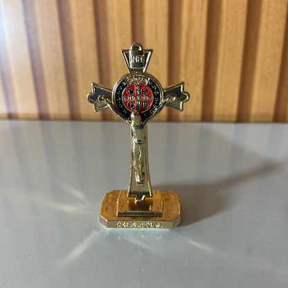 CRUCIFIXO PARA CARRO MEDALHA SÃO BENTO DOURADO (12 UNIDADES)