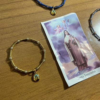 PULSEIRA DE MOLA COM MEDALHA SANTA TERESINHA CORES SORTIDAS  (3 UNIDADES)