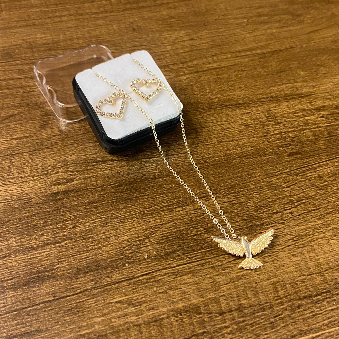 COLAR DOURADO COM PINGENTE DIVINO ESPÍRITO SANTO + BRINCO DE CORAÇÃO COM STRASS   (3 UNIDADES)