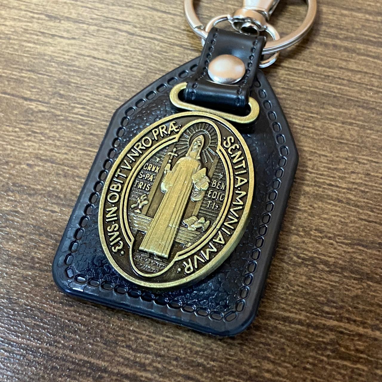 CHAVEIRO COURO COM MOSQUETE MEDALHA SÃO BENTO OURO VELHO ( 6 UNIDADES)