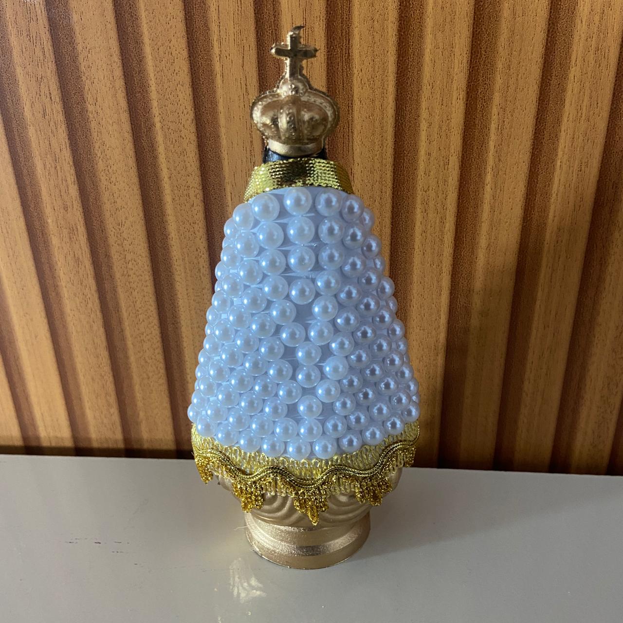 IMAGEM DE PLÁSTICO NOSSA SENHORA APARECIDA COM AREIA MANTO DE PÉROLA  BRANCA 18CM  (1 UNIDADE)