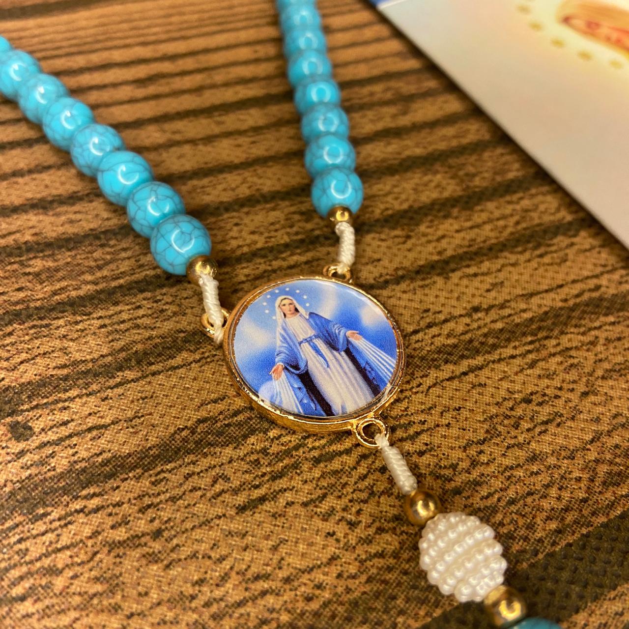 TERÇO PÉROLA AZUL COM MEDALHA RESINADA NOSSA SENHORA DAS GRAÇAS  8MM (1 UNIDADE)