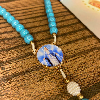TERÇO PÉROLA AZUL COM MEDALHA RESINADA NOSSA SENHORA DAS GRAÇAS  8MM (1 UNIDADE)