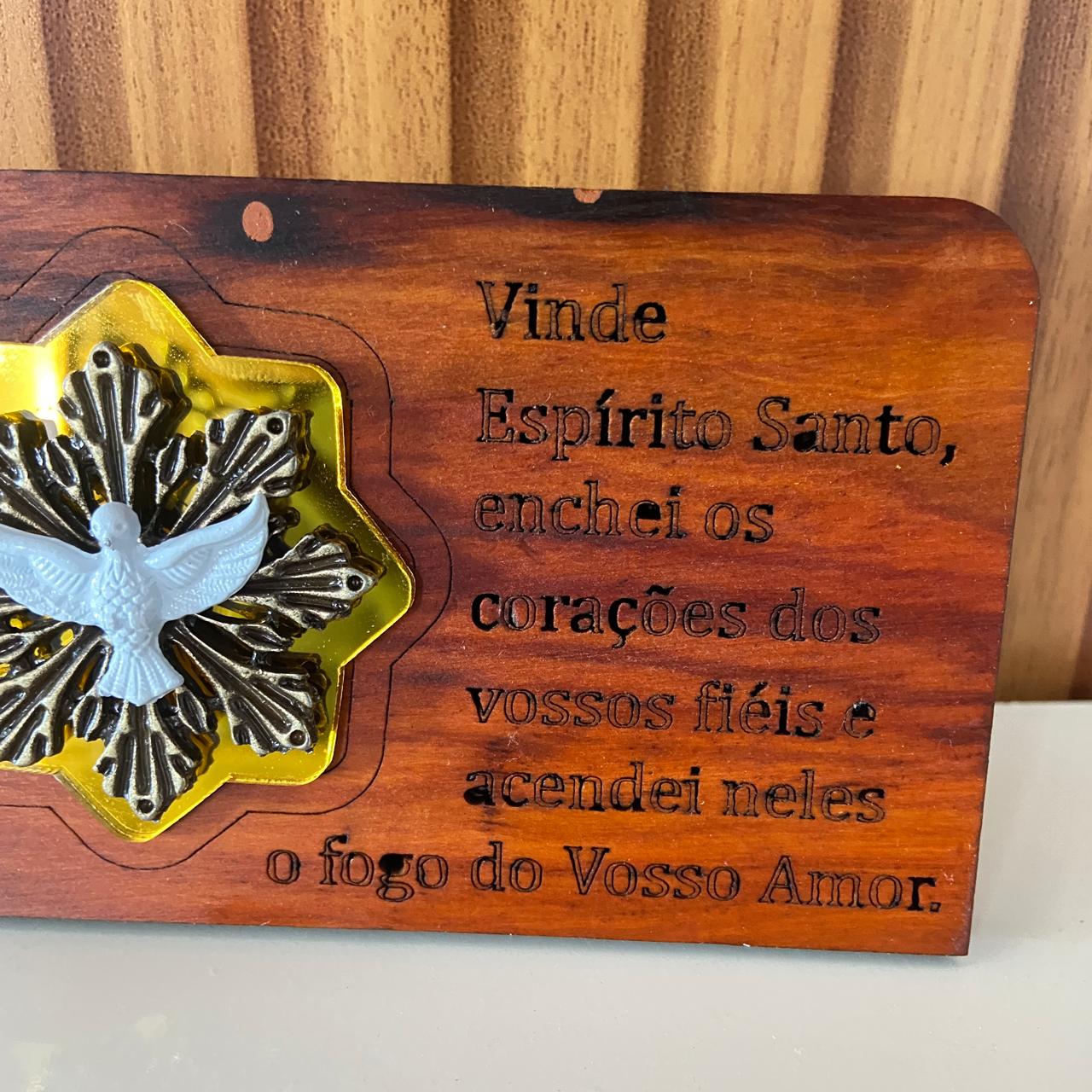 ADORNO DE MESA MADEIRA COM ORAÇÃO DIVINO ESPÍRITO SANTO METAL OURO VELHO 7,7CM (1 UNIDADE)