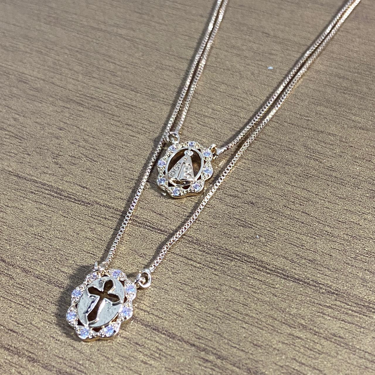 CONJUNTO COLARES DOURADOS NOSSA SENHORA APARECIDA E CRUZ COM STRASS   (1 UNIDADE)