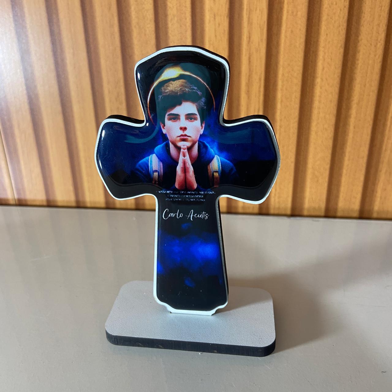 IMAGEM DE MESA MDF CRUZ RESINADA CARLO ACUTIS (1 UNIDADE)