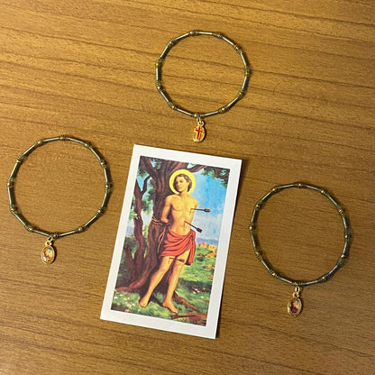PULSEIRA DE MOLA COM MEDALHA SÃO SEBASTIÃO CORES SORTIDAS  (3 UNIDADES)