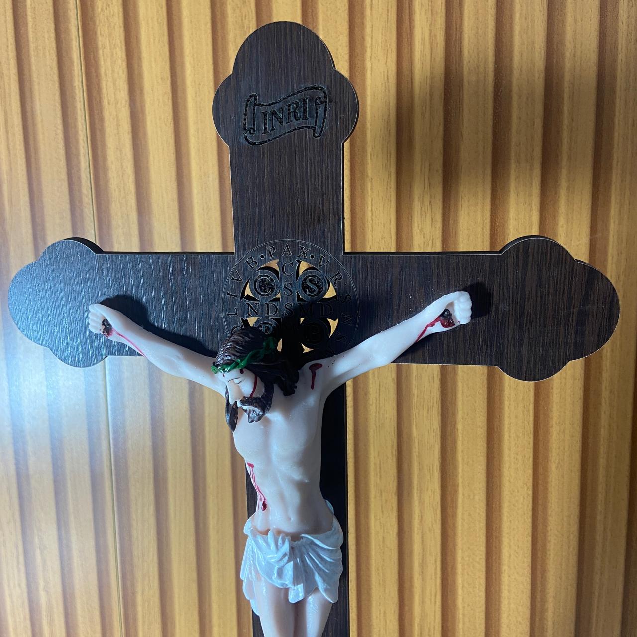CRUCIFIXO MDF DE MESA MEDALHA SÃO BENTO COM CRISTO DE RESINA NACIONAL MOD1 36CM (1 UNIDADE)