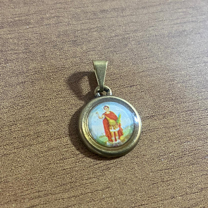 PINGENTE OURO VELHO REDONDO RESINADO SANTO EXPEDITO  (6 UNIDADES)