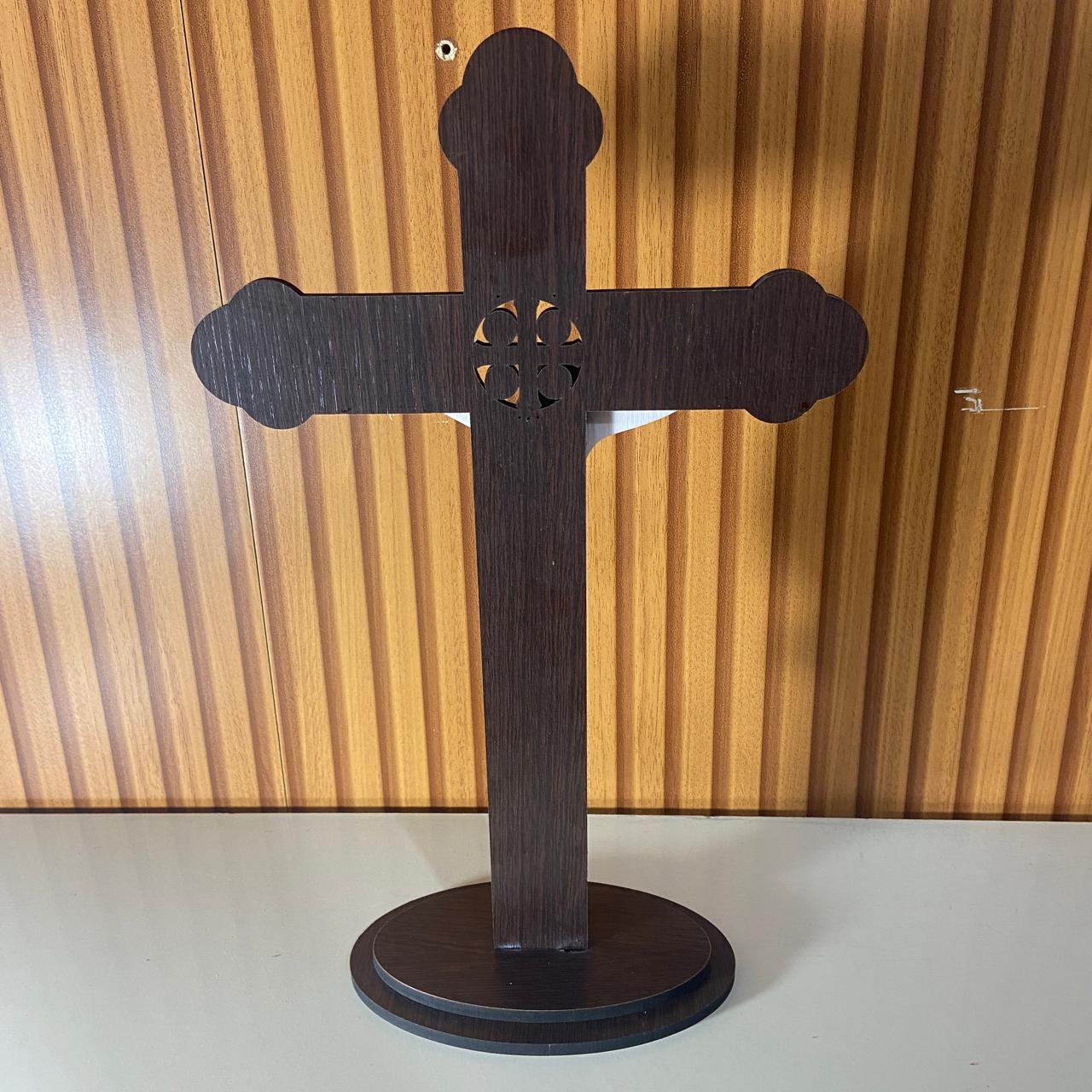CRUCIFIXO MDF DE MESA MEDALHA SÃO BENTO COM CRISTO DE RESINA NACIONAL MOD1 36CM (1 UNIDADE)