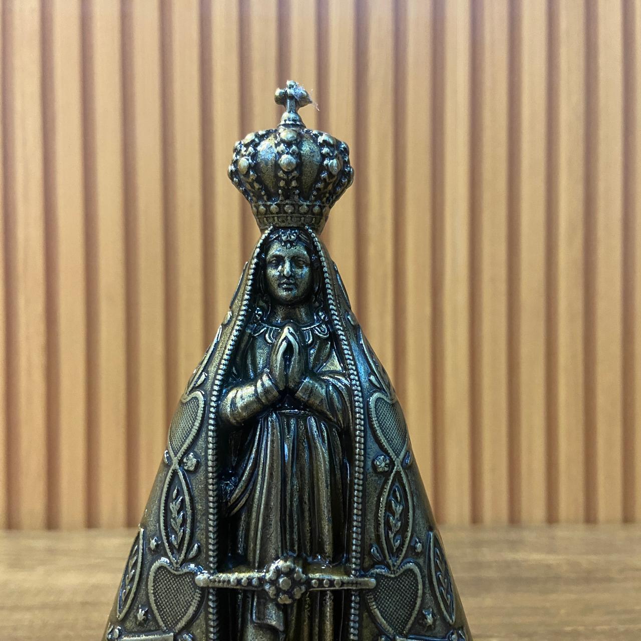IMAGEM DE MESA METAL OURO VELHO NOSSA SENHORA APARECIDA COM BASE DE MADEIRA 18CM (1 UNIDADE)
