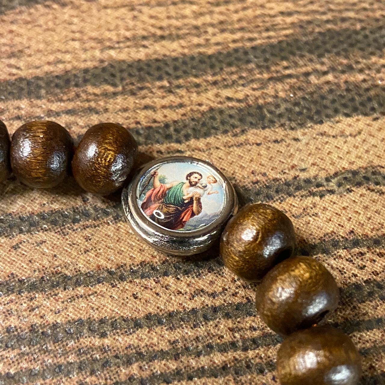 PULSEIRA DE MADEIRA MARROM REGULÁVEL COM MEDALHA RESINADA SÃO CRISTÓVÃO (3 UNIDADES)