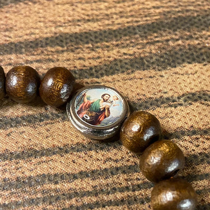PULSEIRA DE MADEIRA MARROM REGULÁVEL COM MEDALHA RESINADA SÃO CRISTÓVÃO (3 UNIDADES)