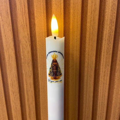 VELA ELETRÔNICA PALITO COM PEDESTAL NOSSA SENHORA APARECIDA 25CM (1 UNIDADE)