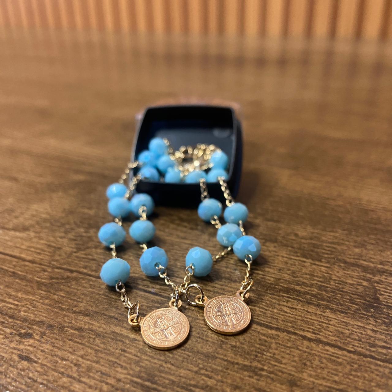 PULSEIRA ESCAPULÁRIO CRISTAL AZUL CLARO MEDALHA SÃO BENTO  (3 UNIDADES)