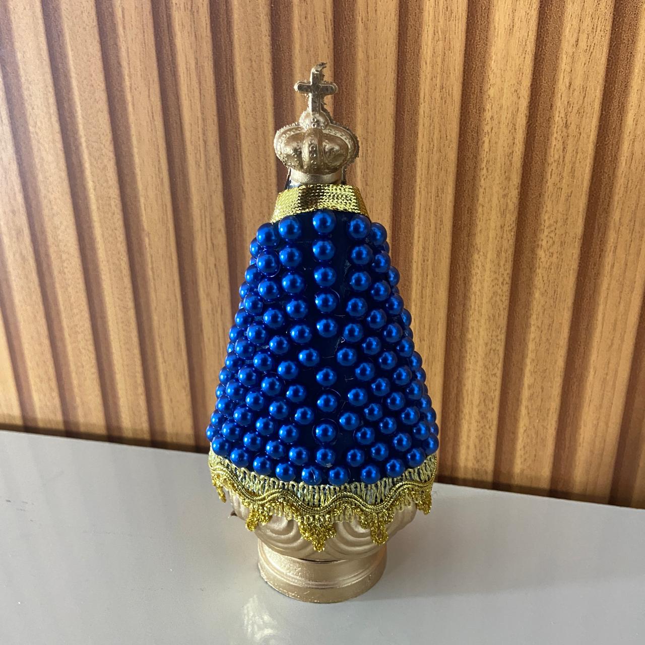 IMAGEM DE PLÁSTICO NOSSA SENHORA APARECIDA COM AREIA MANTO DE PÉROLA AZUL 18CM  (1 UNIDADE)