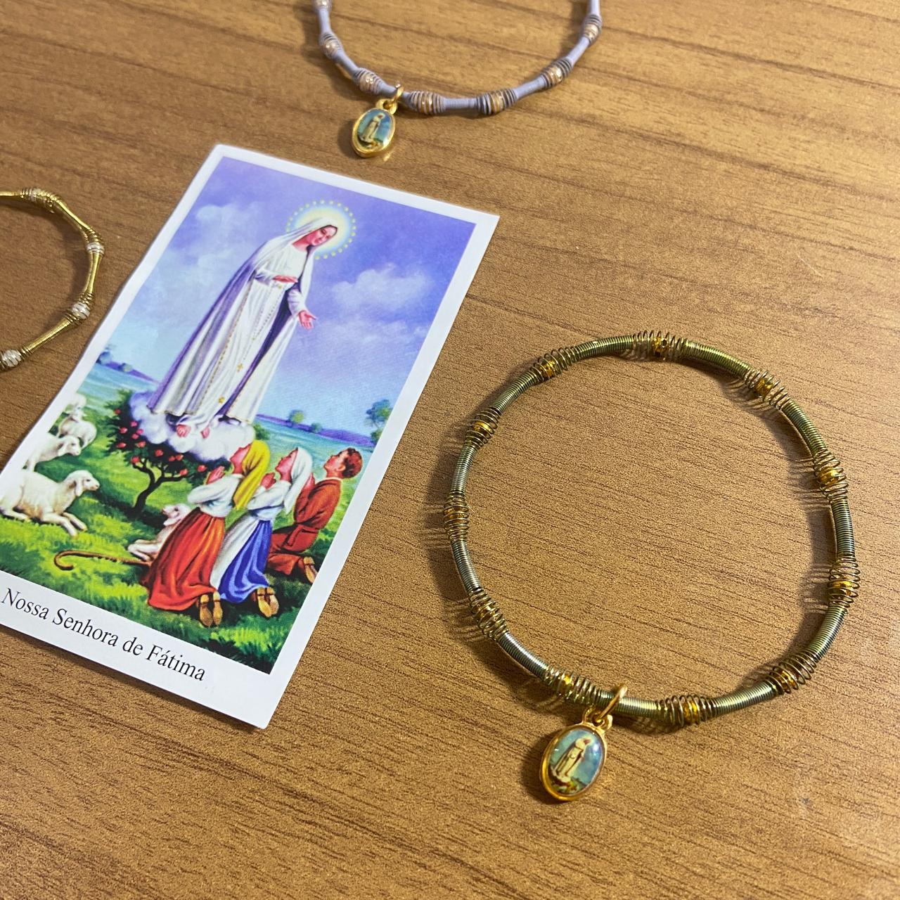 PULSEIRA DE MOLA COM MEDALHA NOSSA SENHORA DE FÁTIMA CORES SORTIDAS  (3 UNIDADES)