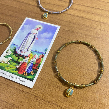 PULSEIRA DE MOLA COM MEDALHA NOSSA SENHORA DE FÁTIMA CORES SORTIDAS  (3 UNIDADES)