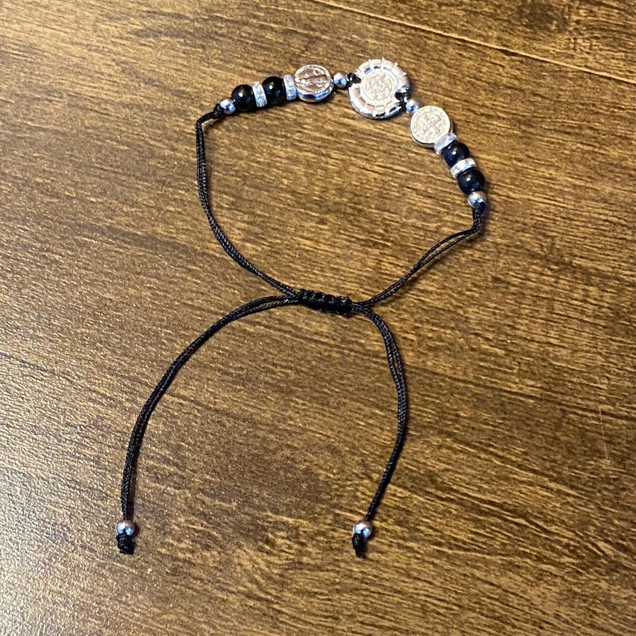 PULSEIRA REGULÁVEL CRISTAL PRETO COM MEDALHA SÃO BENTO   ( 01 UNIDADE)