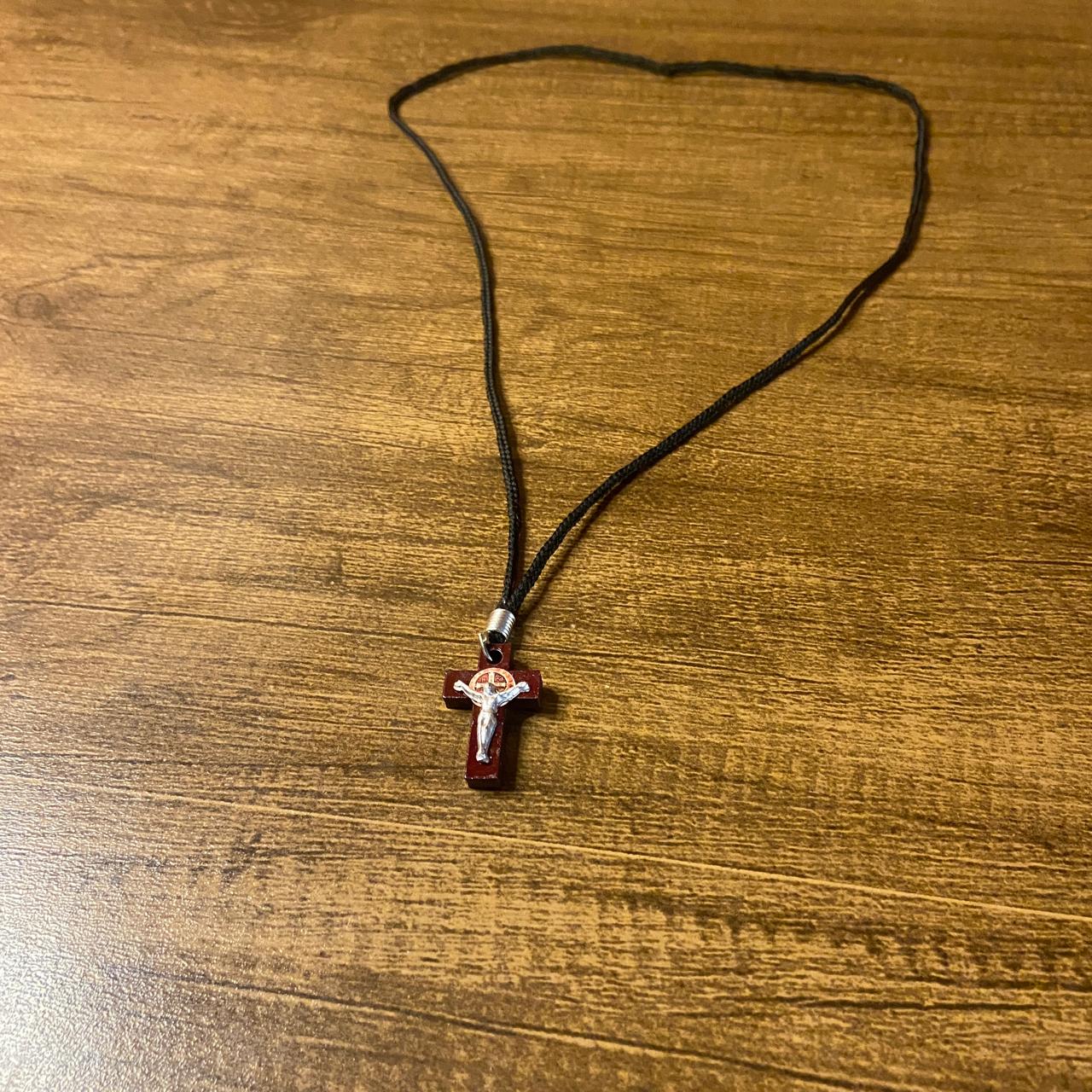 CORDÃO COM CRUCIFIXO SÃO BENTO MADEIRA MARROM (12 UNIDADES)