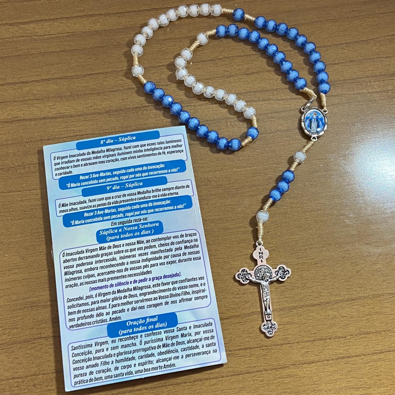 TERÇO ACRÍLICO AZUL E BRANCO COM FECHO NOSSA SENHORA DAS GRAÇAS 08MM (1 UNIDADE)