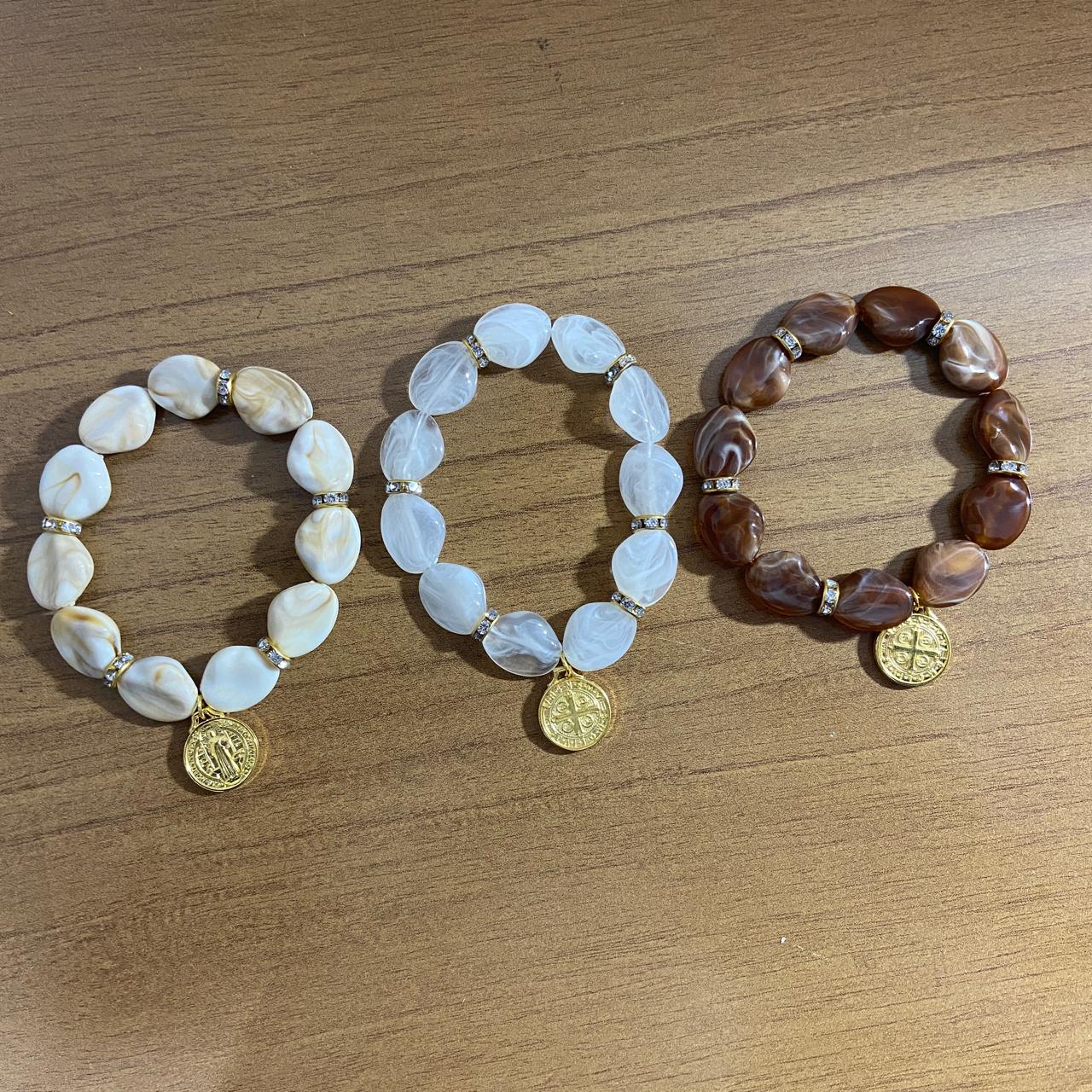 PULSEIRA PEDRARIAS COM MEDALHA SÃO BENTO CORESR SORTIDAS  (03 UNIDADES)