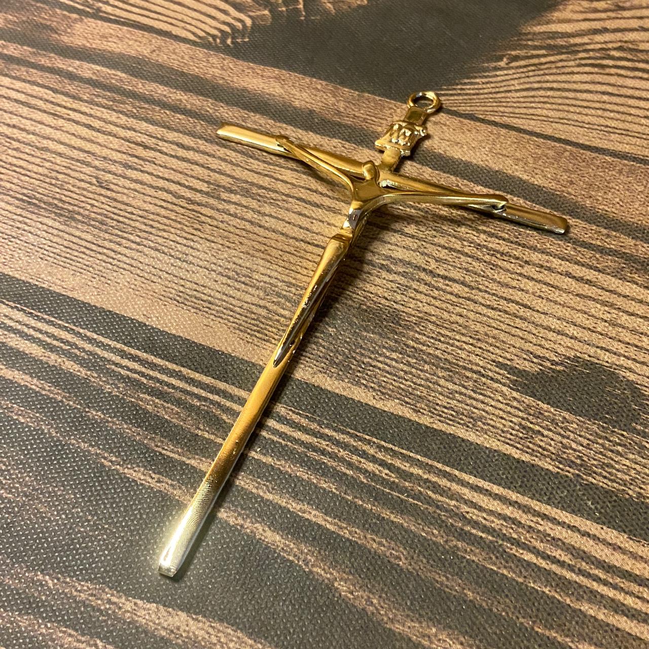 CRUCIFIXO DE PAREDE METAL DOURADO (01 UNIDADE)