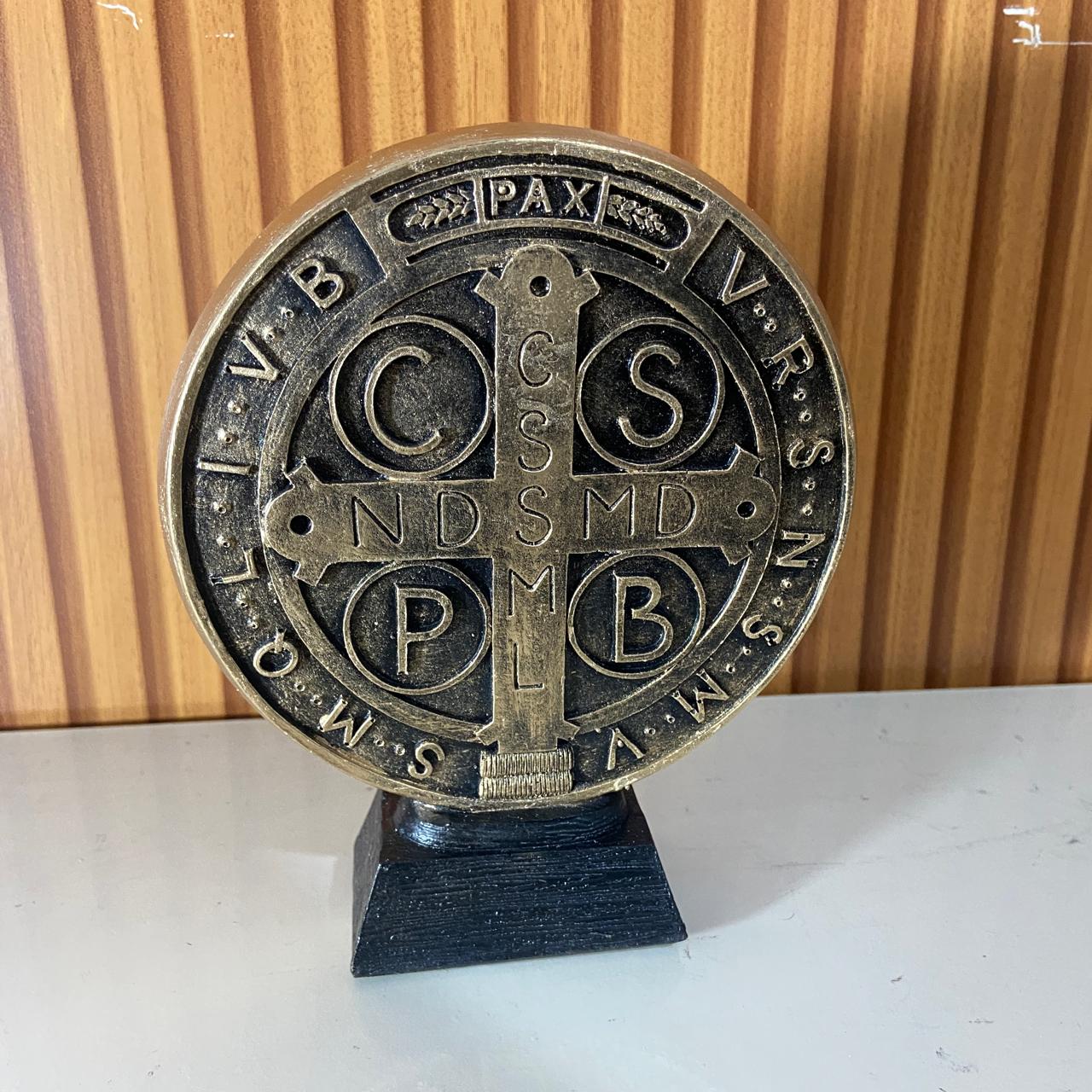 IMAGEM DE RESINA NACIONAL MEDALHA SÃO BENTO OURO VELHO 18CM (1 UNIDADE)
